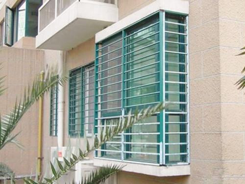 头一次见家里窗户都安上防护栏,只是因为家里有孩子!