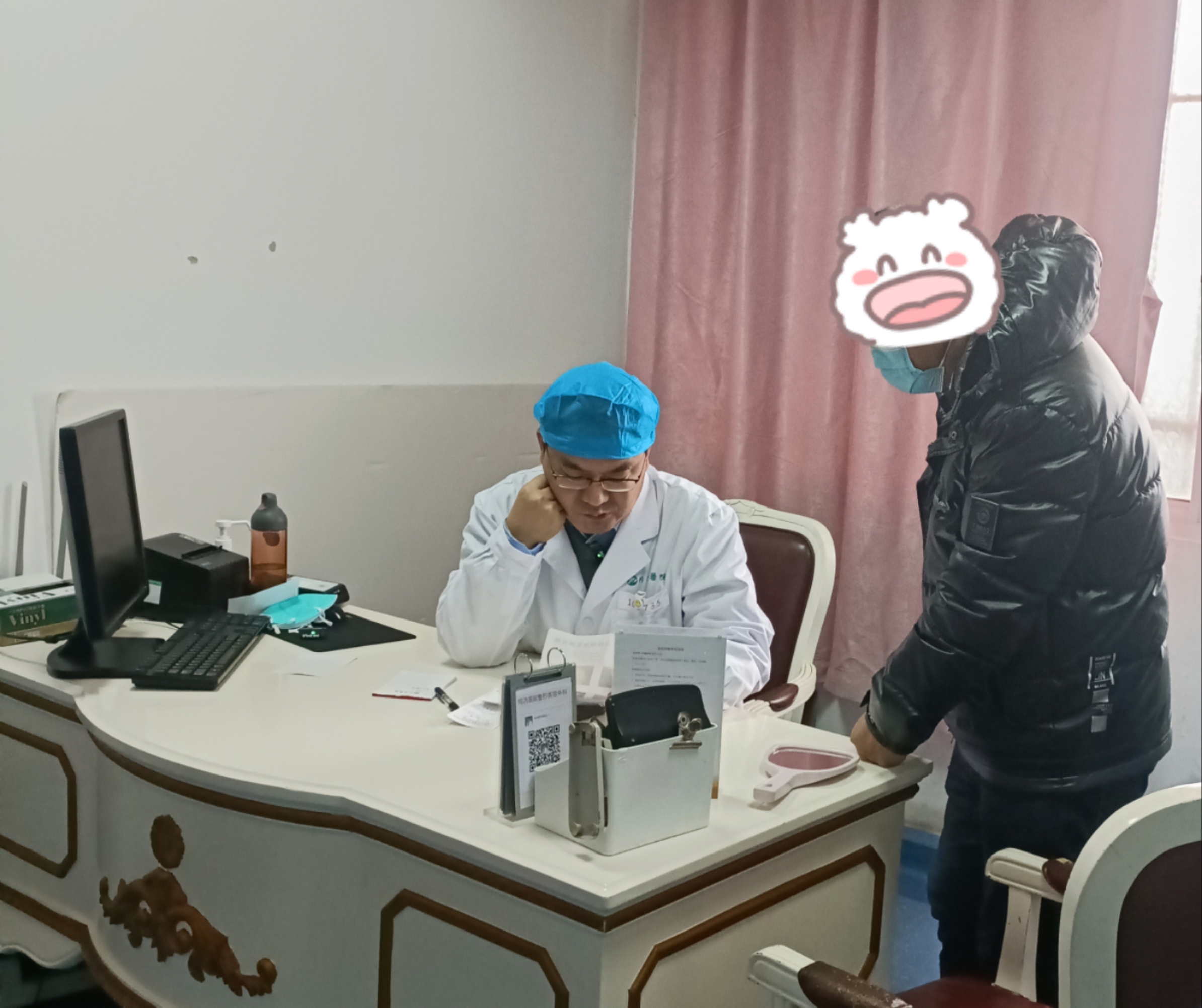 可怜天下父母心,父亲“代”儿子看病进出诊室6次,生怕漏掉了重要问题