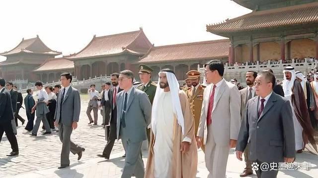 1990年阿联酋总统访问上海，在酒店小卖部转一圈，说：统统打包