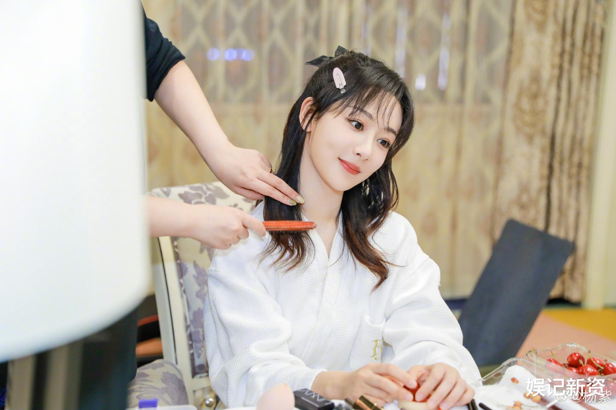 杨紫|杨紫粉丝不降反升，一夜涨粉两万，导演金刚发声怒斥狗仔行为！