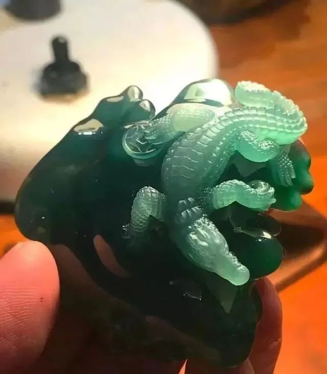 鳄鱼|绵重裂多的原石经大师神来之手，盘出来的货让人垂涎欲滴！