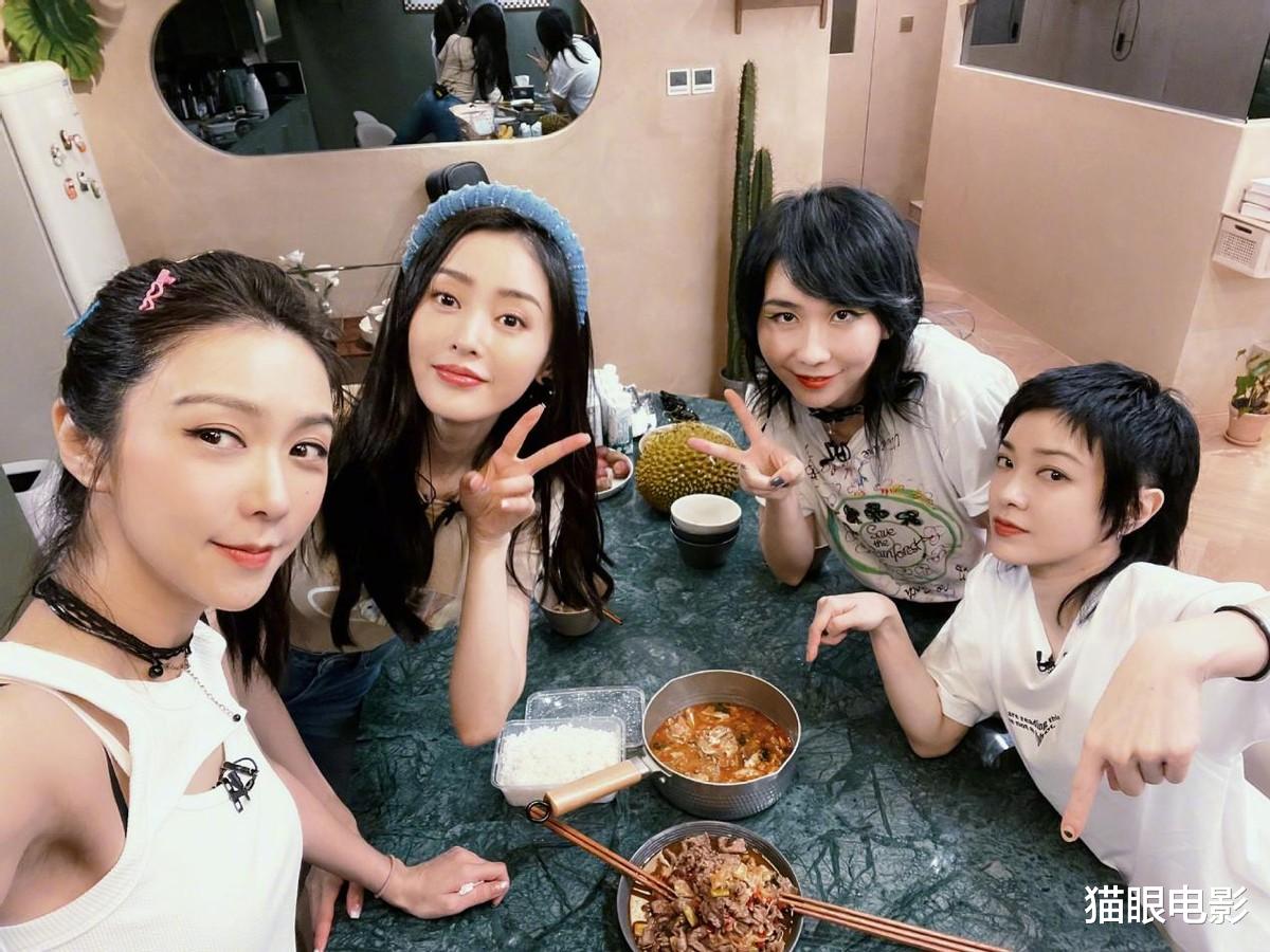 张天爱|张天爱晒乘风破浪生活照,随身包包集满姐姐签名,网友:羡慕住了