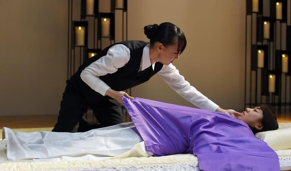 95后女殡葬师茶泉灵:做二休二,小县城月入8000元,不想转行