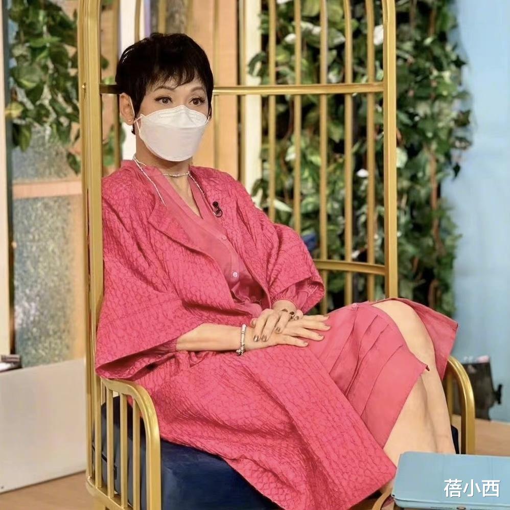 房车 “周润发前妻余安安”风韵犹存，穿衬衫连衣裙配短发，又飒又美
