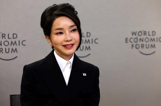美甲 韩国夫人在瑞士达沃斯继续出风头！换成白西装像霸总，轻松成焦点