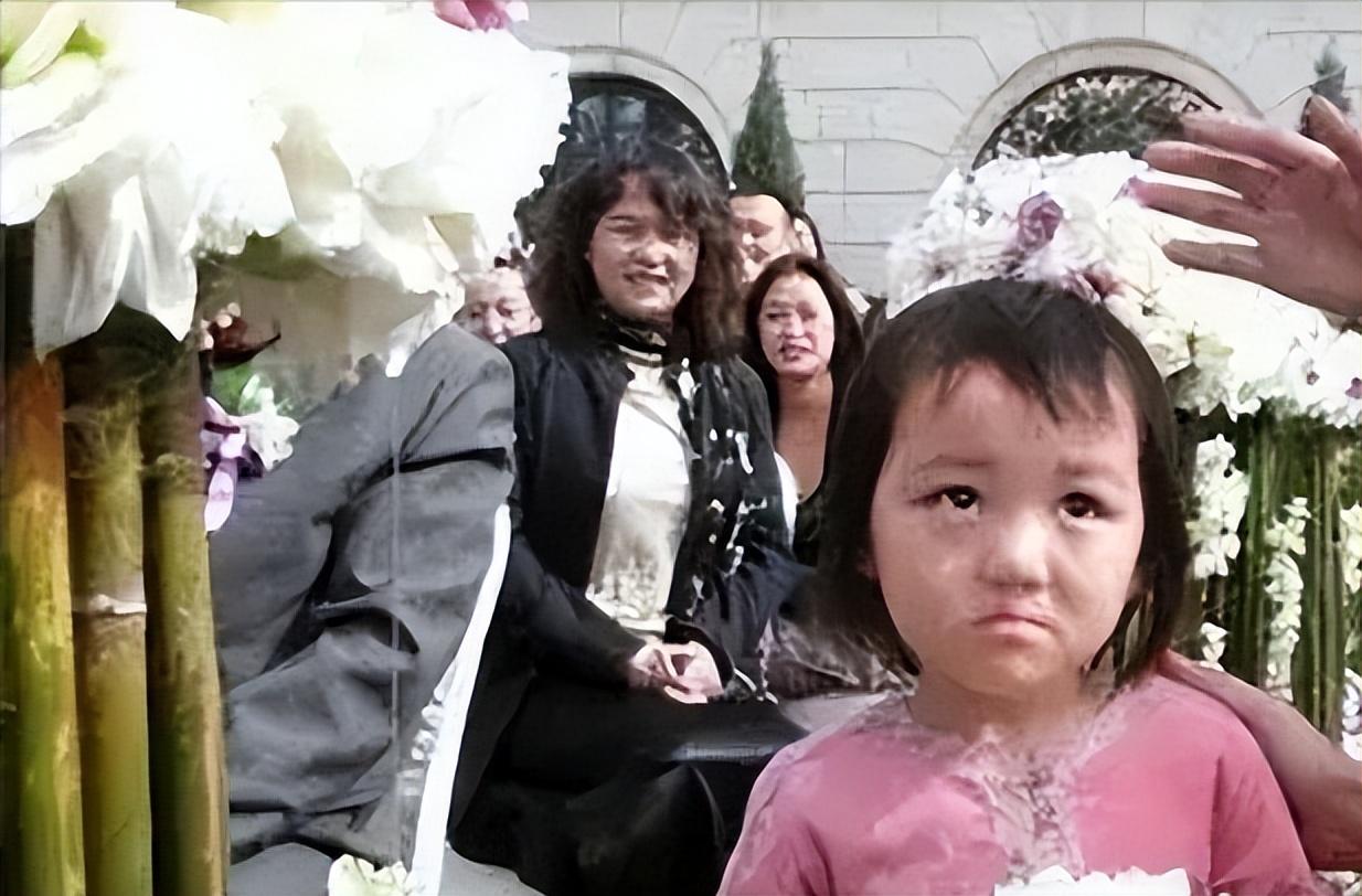 李嫣|海哈金喜带女儿散步，孩子五官随爸爸李亚鹏，长得太像姐姐李嫣了