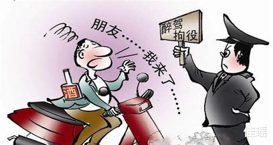 男子酒后驾驶摩托车,遇到交警查酒驾,加速掉头冲卡撞飞交警