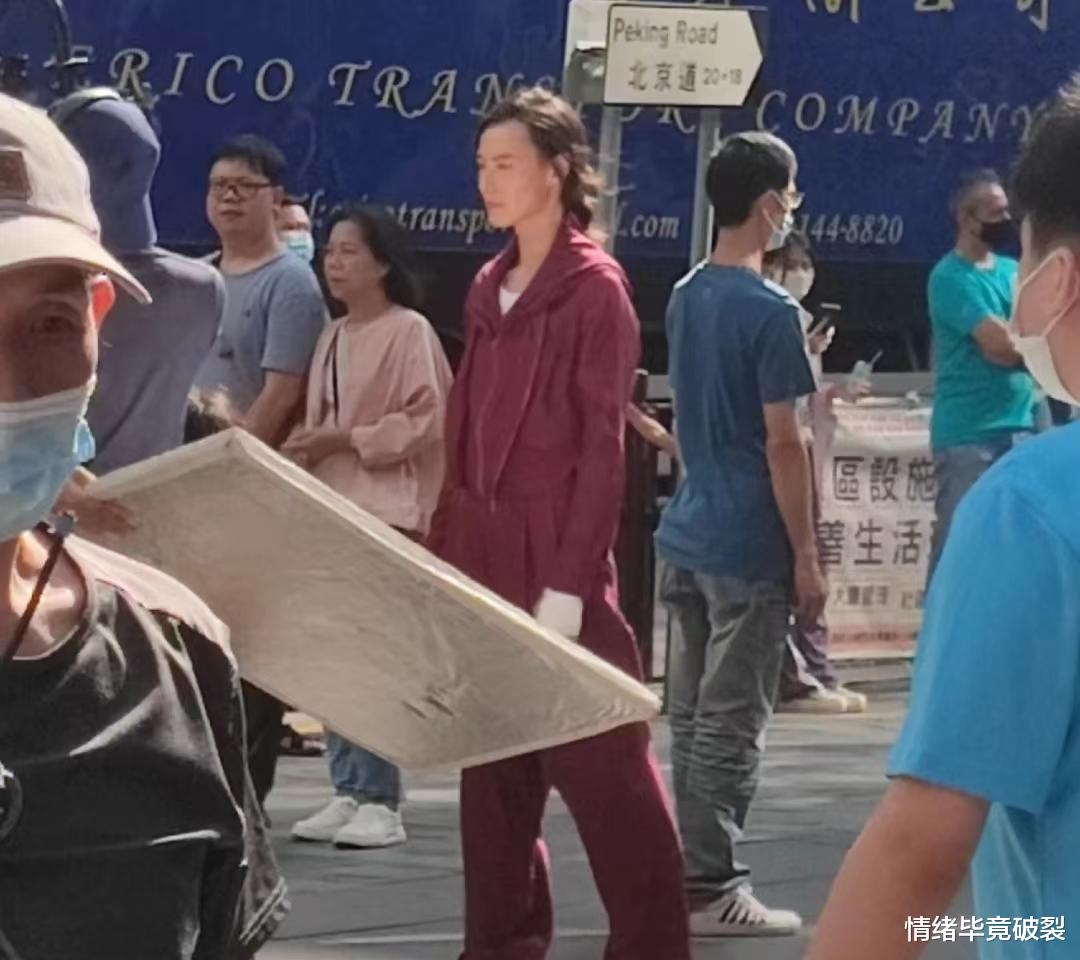 张家辉|张家辉拍戏引争议!女助理恶狠狠大骂路人,被吐槽戏子装什么大牌