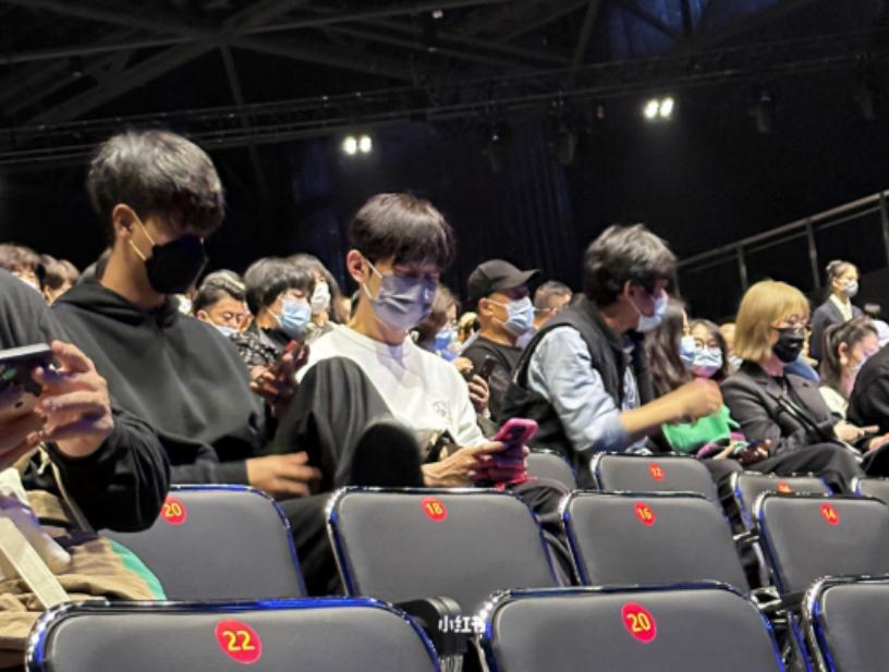 谢娜|何炅秦霄贤看谢娜演出，打扮低调坐人群中无人识，两人聊天关系好