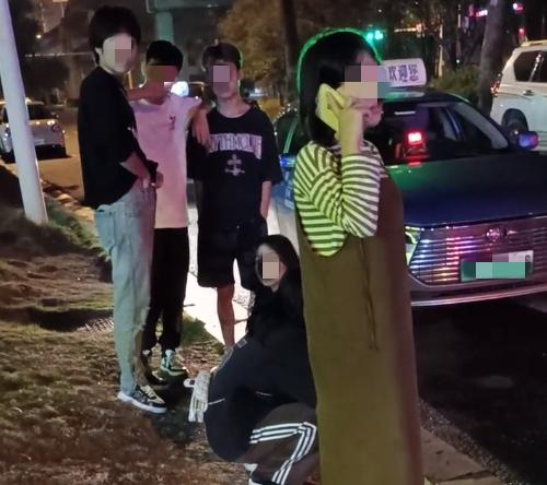 送手机的路费八九十元,司机送到后要200元,失主拿到手机觉得贵