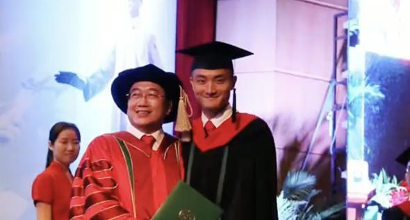 表情包|31岁无臂男神刷屏:当状元、上剑桥、一身肌肉……背后故事感动人心