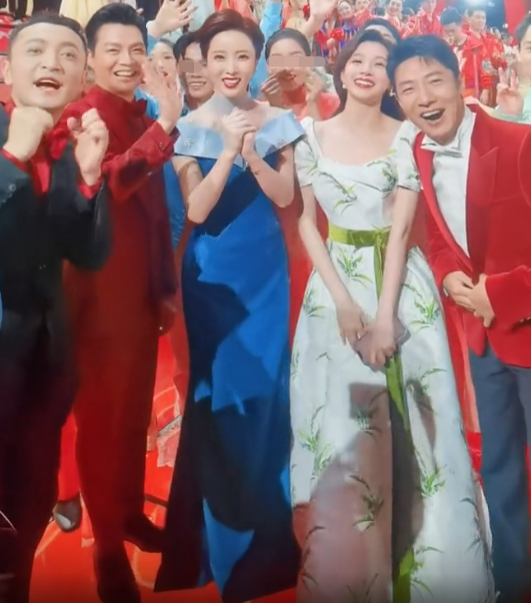 李思思|李思思晒春晚后台花絮！罕见卡词表情可爱，众人调侃撒贝宁嘴瓢