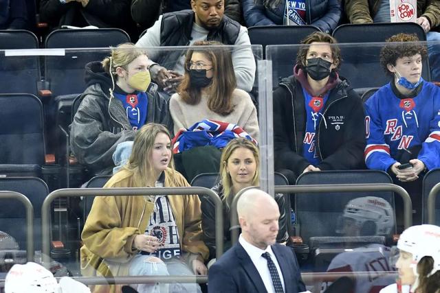 街拍|男星街拍｜陈坤冯绍峰都现身！2022超级碗“好多人啊！”