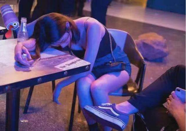 纪实:女子醉酒躺在街头,短裙拉链疑似被开,网友:应自尊自爱
