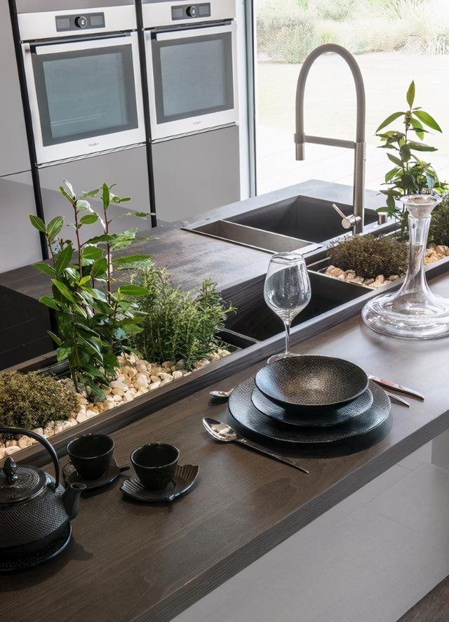 再装岛台都学学，中间加10cm宽收纳区，台面三分离，做饭效率翻倍