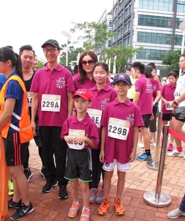 伏明霞|梁锦松的基因真有趣，传男不传女，两个儿子没有一个长得像伏明霞