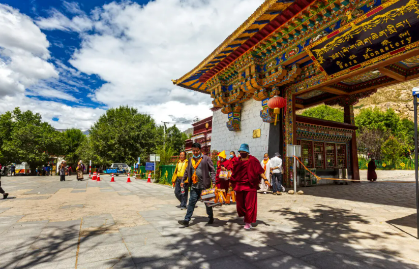 色拉寺|色拉寺：色拉在藏语里的意思是野玫瑰，据说在建寺的时候，山上长满了野玫瑰