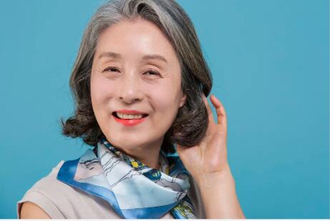 60岁大妈不顾家人反对,坚持要去整容,结果落得众叛亲离的下场