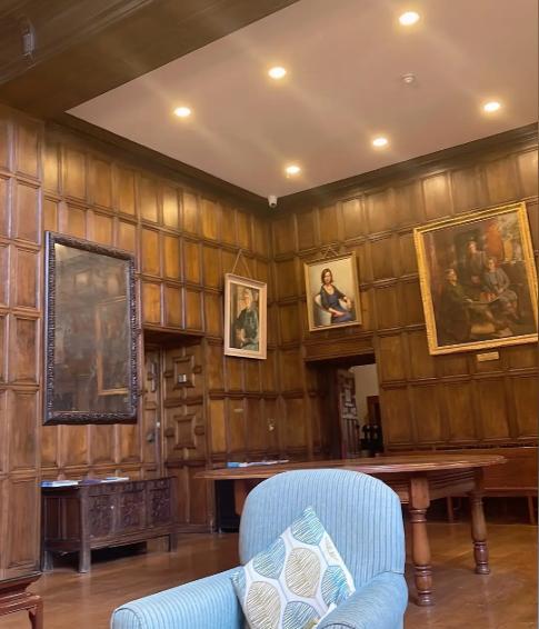 王诗龄|王诗龄就读英国“最难进”女校，住安妮公主房间，校服照被赞女神