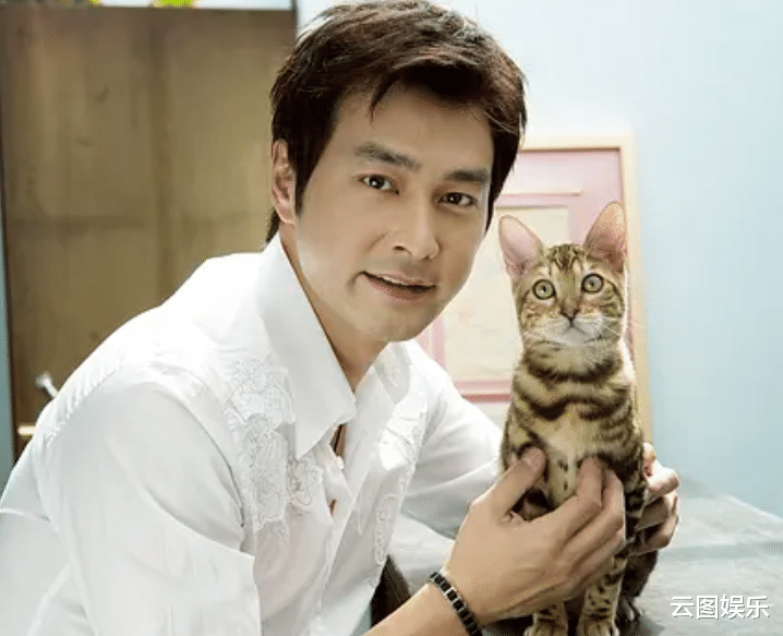 连凯|52岁连凯全家定居内地,经营化妆培训中心,近照胡子拉碴男人味足