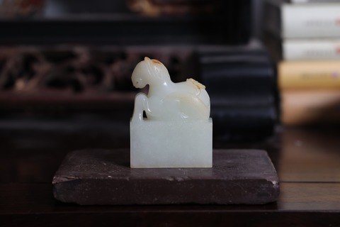 和田玉籽料|舊藏和田玉籽料“卧马题诗印章”