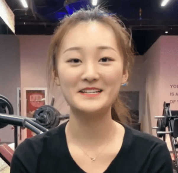 陈亚男|陈亚男健身被指模仿朱小伟,网友嘴上无德,这个女孩的路在何方?