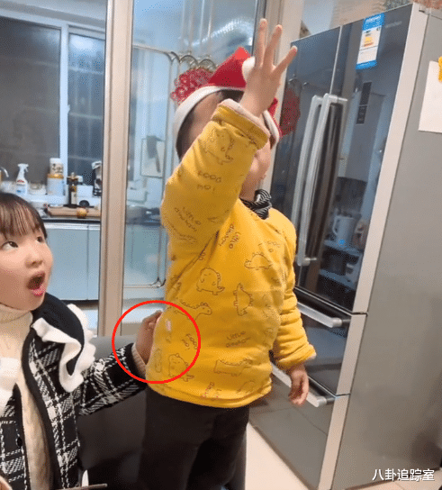 奇奇|悦悦吃面遭奇奇花式捣乱，姐姐的一个举动令人鼻酸，网友：太懂事