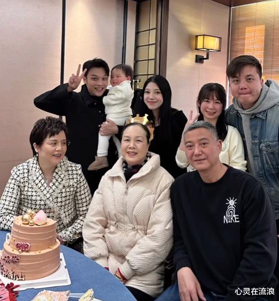 韩安冉|兜儿首晒女儿证件照,与小猪妹成鲜明对比,网友:韩安冉赢麻了