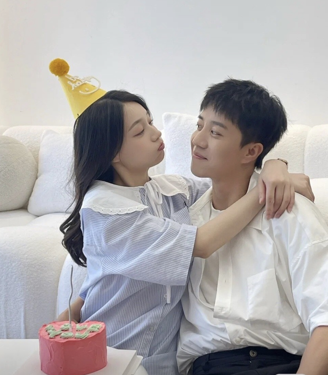 名花有主|“名花有主CP”甜蜜同框，冯雨捧着花满脸幸福，刘名凯真的做到了