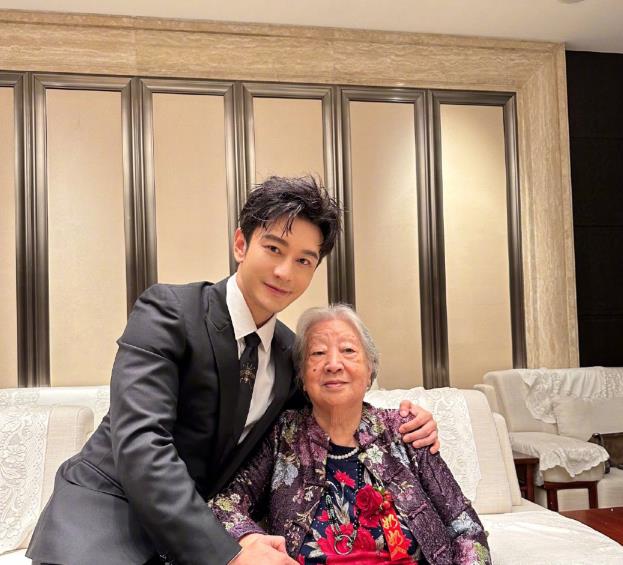 |黄晓明患肠胃炎和寻麻疹进医院，手臂大片红肿，自嘲不能放纵自己