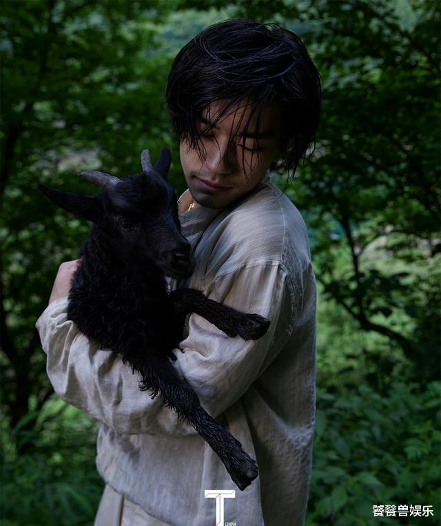 易烊千玺|千玺久违晒大片,胡子拉碴玩怼脸杀,00后小鲜肉已成狂野熟男