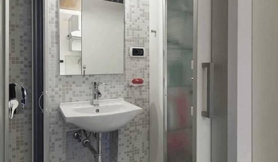 朋友花60万买北京8平米蜗居,睡觉头顶天花板,网友:值!