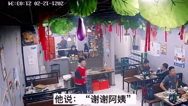 请客被儿子偷买了单,爸爸知道后跪地痛哭:监控下的一幕幕,刺痛了亿万父母的心