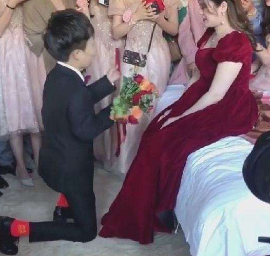 陈山|“外星人”陈山喜得一子,头发黑亮大小眼明显,网友:快去验DNA