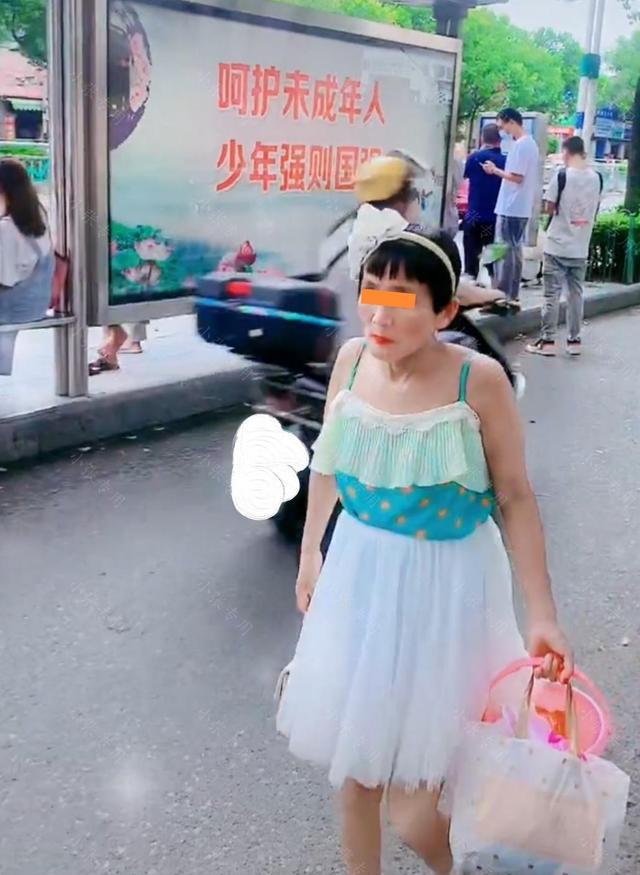 大街上,一55岁女子身穿吊带连衣裙,引发网友热议