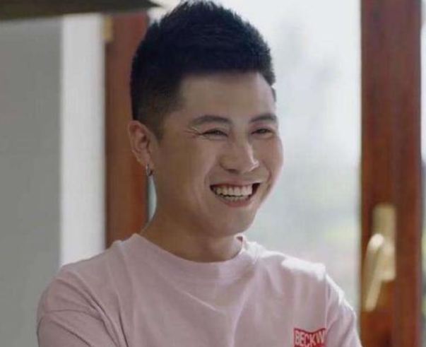 赵本山|赵家班到底怎么了？赵本山爱徒发视频自扇耳光，情绪失控大吼大叫