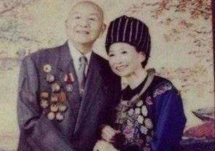 韩雪|娱乐圈韩雪发出自己爷爷奶奶的合照，网友直呼：这信息量也太大了