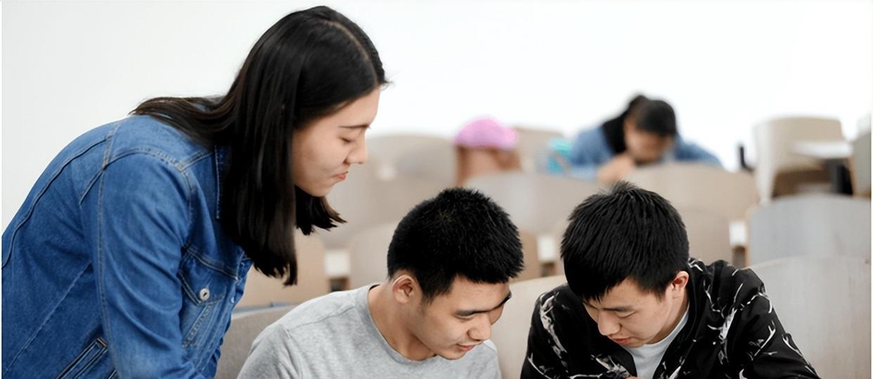 河南某大学女生把隔离早餐扔垃圾桶,引起众怒