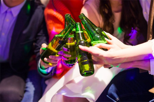 福建女子夜店醉酒于包厢内,遭俩客人捡尸,最终酿成悲剧