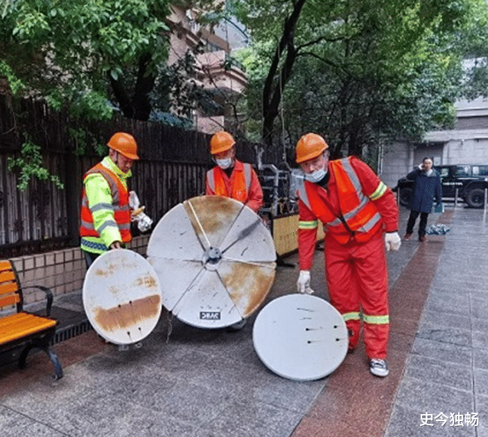 农村风靡一时的“卫星锅”,为何会被禁用,它究竟能看到什么?