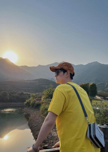 马可|32岁马可晒近照，一家三口一同出游，抱1岁儿子踏青