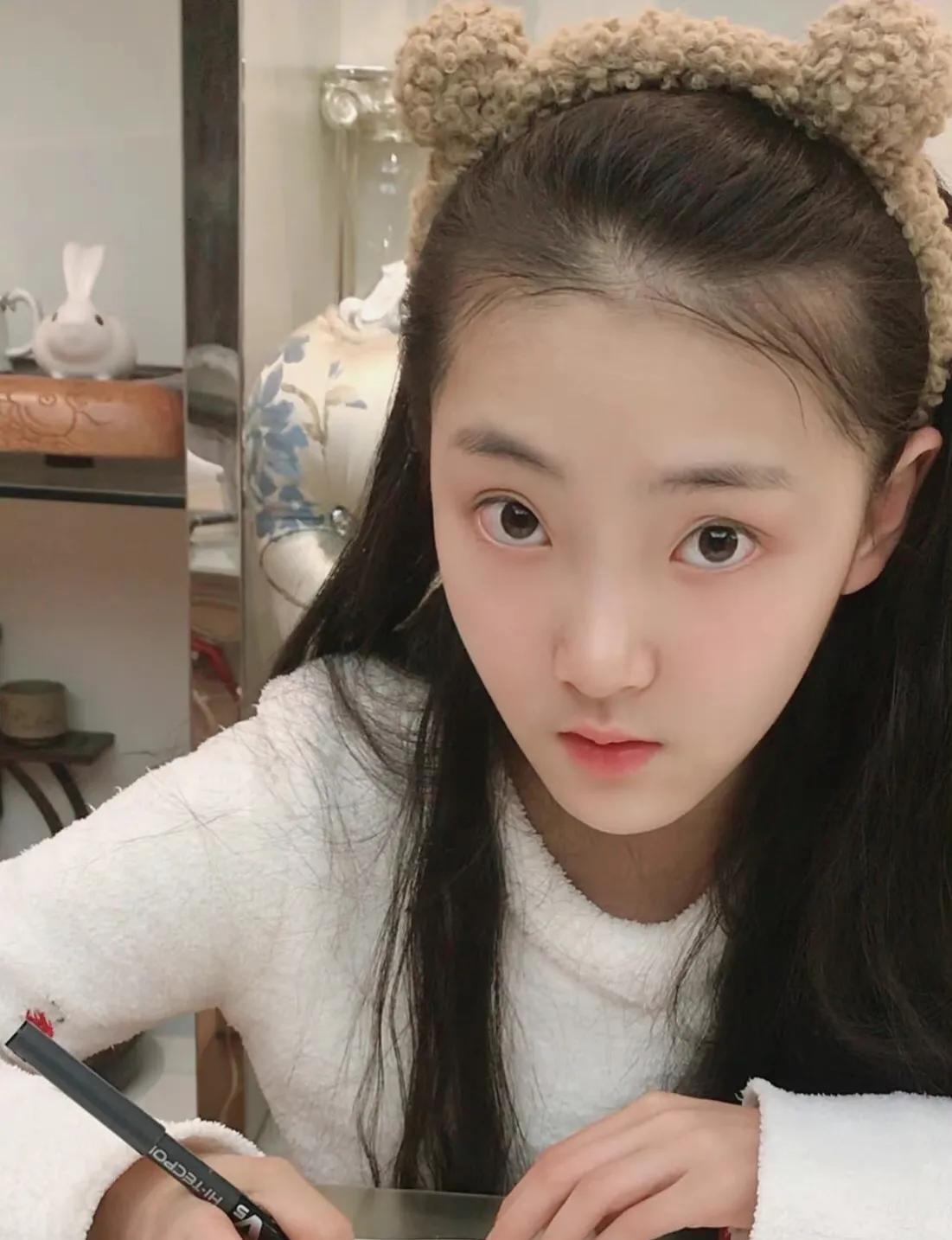 小戏骨红楼梦|红楼白蛇小戏骨今昔对比:小宝钗尴尬小熙凤美飒,小素贞脸更尖了