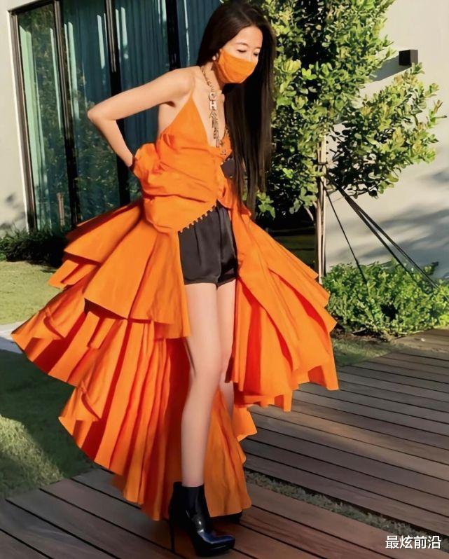 72岁王薇薇真敢穿！露脐装配高筒袜玩年轻，面部状态暴露真实年龄