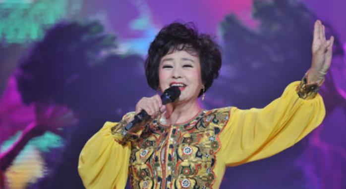 爱笑会议室|1984年春晚，“铁榔头”郎平表演砸核桃？邓丽君禁曲靠换皮过审