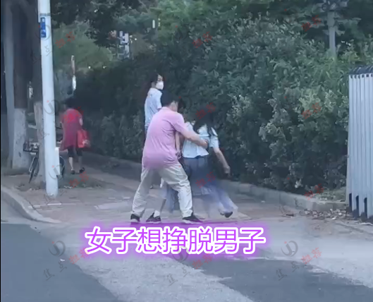 中年男子抱住女子不放手,女子挣扎不哭喊,路人:女儿要去见网友