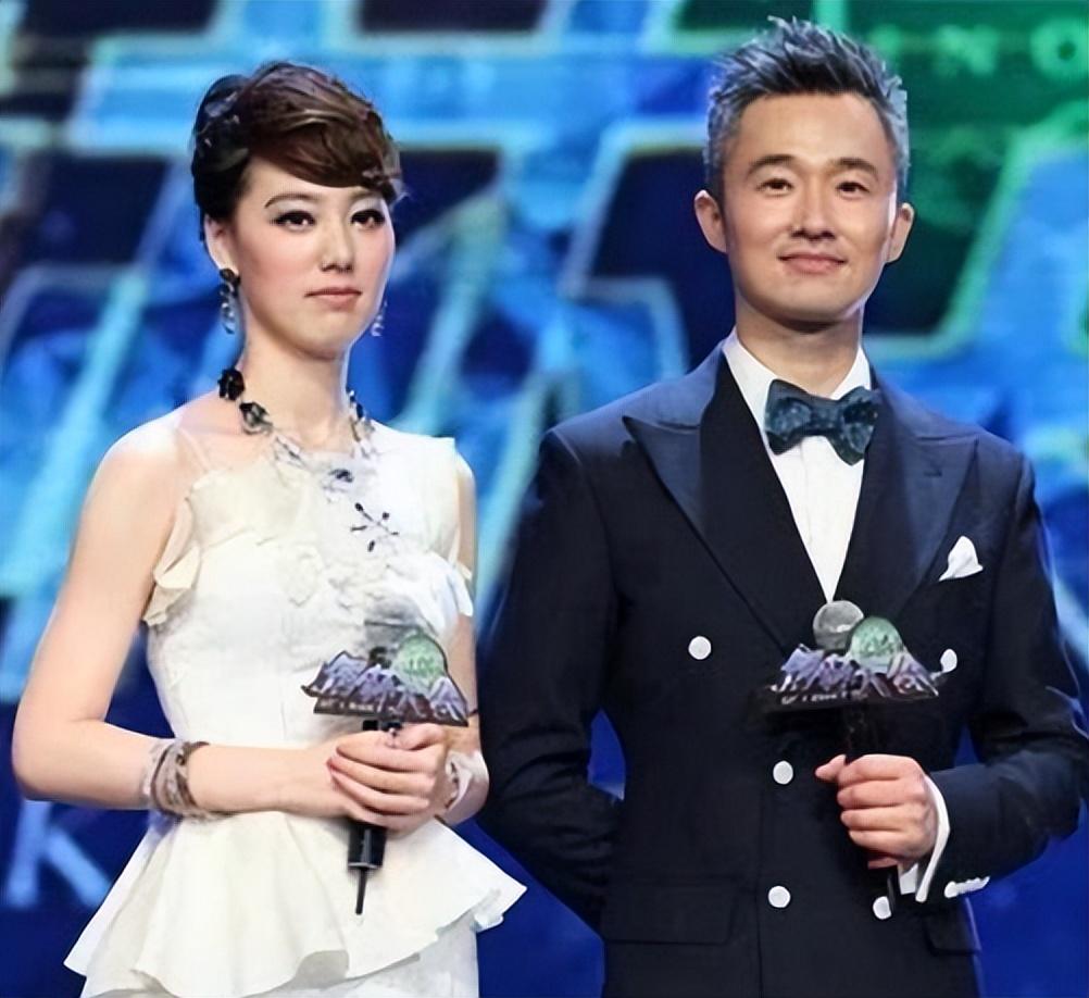 央视|央视最美主持，当红嫁大18岁老公，结婚9年恩爱，一家三口很幸福