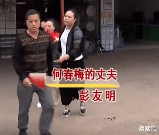 2020年,湖南一男子出轨当街被抓,妻子却不敢阻拦,直言:他太可怕