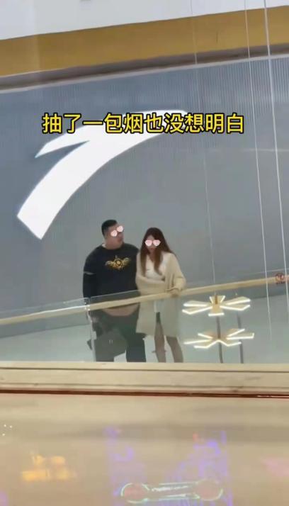 男子和好看的女子逛商场,他们打情骂俏,知情者:两个人各有家庭
