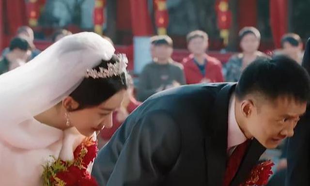 赵丽颖|幸福到万家:赵丽颖婚纱首秀遭吐槽?又老又土才是整部剧的精髓