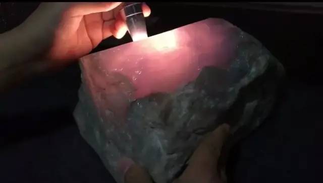 翡翠|要价900万的翡翠原石还价未果，缅商开窗出来惊艳四座，价格更高！